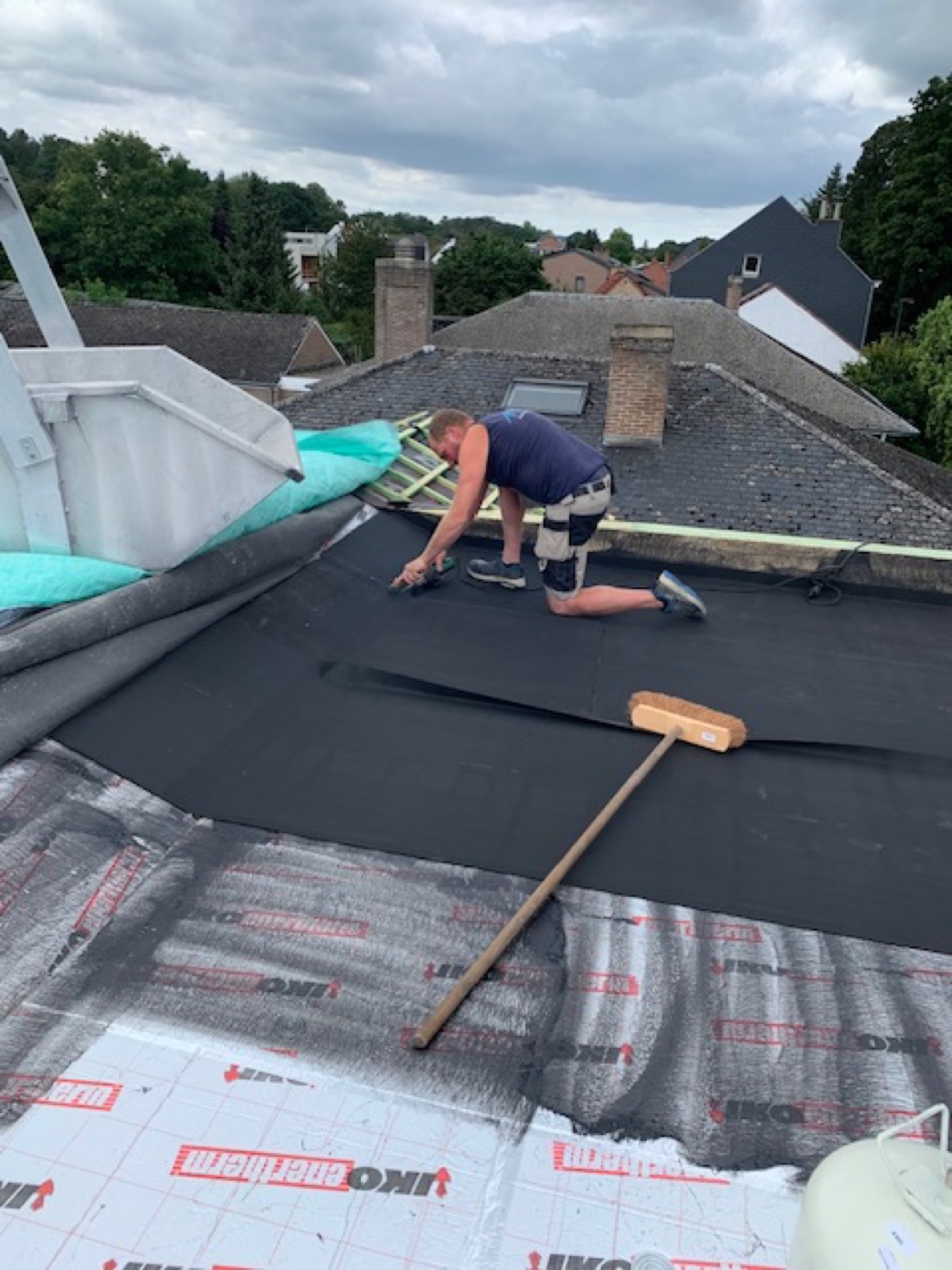 Isolatie en EPDM-afdichting op een plat dak